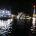 Reuters - El crucero Costa Concordia se niega a morir. El 13 de enero de 2012 naufragó frente a la costa de Giglio, un año después las autoridades tratan de rescatarlo por medio de grúas.