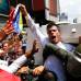 Reuters - Con la bandera venezolana en el pu&#241;o derecho en alto y una flor en la mano izquierda, L&#243;pez entr&#243; al veh&#237;culo mientras sus seguidores coreaban &quot;Leopoldo, amigo, el pueblo est&#225; contigo&quot;.