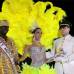 Colprensa - Uno de los personajes más emblemáticos del Carnaval, el Rey Momo, Jairo Cáceres, junto a la reina electa del este año Marcela Dávila y su edecán durante la coronación.