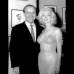 AP - El 19 de mayo 1962 la actriz Marilyn Monroe y Earl Blackwell posan para una foto en la fiesta de cumplea&#241;os del presidente John F. Kennedy, donde cant&#243; el feliz cumplea&#241;os al mandatario.