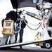 Reuters - El austríaco Felix Baumgartner se dirige a la cápsula que debe llevarlo a la estratosfera para su salto.