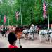 AP - En una jornada nubosa pero sin lluvia, la carroza march&#243; por las calles de Londres acompa&#241;ada por la guardia real montada a caballo y seguida por varios carruajes en los que iban Isabel II, el duque de Edimburgo y otros miembros de la familia real.