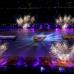 Reuters - Hacia el final del espect&#225;culo, que comenz&#243; con los vuelos acrob&#225;ticos de aviones de las Fuerzas A&#233;reas de Sud&#225;frica, cientos de personas salieron al centro del Soccer City para formar las banderas, luminosas de Espa&#241;a y de Holanda, los dos finalistas del Mundial.