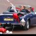 AP - El Aston Martin, famoso por aparecer en las pel&#237;culas de James Bond, llevaba cintas a los costados y globos azules, rojos y blancos, los colores de la bandera brit&#225;nica.