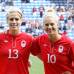 Reuters - Dentro y fuera de la cancha la canadiense, Lauren Sesselmann (derecha), descresta. Belleza y talento en su selecci&#243;n.