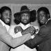 AP - Frazier, en el centro, con su hijo Marvis, izquierda, y James Shuler en el Madison Square Garden el 3 de septiembre de 1980.