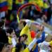Reuters - Celebraron los hinchas colombianos presentes en el estadio Brigadier General Estanislao López, Santa Fe, Argentina.