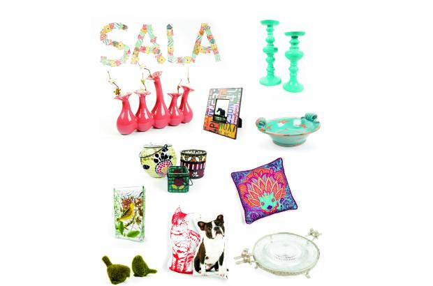 - Piedra, papel o tijera, cuadros de Resto Madero, en Casa Trece; Canasta revistero, Masala; Reloj de mesa, AtHome; Cosedora, Pylones; Calendario, Q Design; Portalápices, Pylones; Papelera, Inkanta; Dispensador de cinta, Pylones; Marcadores de libros, Inkanta y Organizador de notas, Pylones.