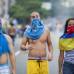 Federico Ríos Escobar - Los estudiantes, apostados en una de las principales autopistas del este de Caracas, lanzaron piedras y pedazos de concreto hacia cientos de guardias nacionales, con equipos antimotines, que trataban de restablecer el paso en la vía donde permanecían estacionados varios vehículos que no pudieron avanzar debido a la protesta.