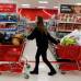 Reuters - Adem&#225;s, las organizaciones de consumidores han emitido mensajes de alerta para que los compradores no se lancen a las adquisiciones -que son principalmente de productos electr&#243;nicos y de televisiones de plasma- sin haber hecho antes algunos deberes, como un seguimiento de productos y precios.