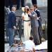 AP - La abogada, entre las cien m&#225;s reconocidas del mundo y especializada en derechos humanos, vest&#237;a una blusa y pantalones blancos acompa&#241;ados por un cintur&#243;n negro y una pamela tambi&#233;n blanca, mientras Clooney llevaba un traje gris con corbata.