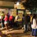 Yefferson Miranda - Pacientes hacen fila desde la madrugada para que los atiendan en un centro de salud.