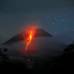 Reuters - Merapi lanz&#243; nubes de ceniza hirviente varios kil&#243;metros al aire.