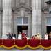 Reuters - Guillermo y Catalina salieron del templo como duques de Cambridge despu&#233;s de que la reina Isabel II le concediera a su nieto este t&#237;tulo, el de mayor rango en la nobleza brit&#225;nica, adem&#225;s de los t&#237;tulos de condes de Strathearn y barones de Carrickfergus.