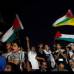 Reuters - La emoci&#243;n desbord&#243; la plaza del M&#225;rtir Yaser Arafat, en el centro de Ramala, al oirse al presidente palestino, Mahmud Ab&#225;s, pedir en el pleno de la Asamblea General de la ONU la admisi&#243;n de &quot;Palestina con las fronteras de 1967 con Jerusal&#233;n Este como su capital&quot;.