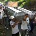 Esteban Vanegas - Con carteles alusivos a la paz y banderas blancas, descendió la marcha fúnebre.