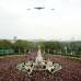AP - El imponente vuelo rasante de siete aviones de la Real Fuerza A&#233;rea brit&#225;nica sobre el palacio de Buckingham fue el broche de oro del evento m&#225;s esperado del a&#241;o, en el que miles de personas, brit&#225;nicos como extranjeros, se echaron a las calles de Londres para arropar a los futuros reyes del Reino Unido.