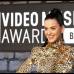Reuters - La cantante Katy Perry muestar las joyas en sus dientes a la llegada a los Premios MTV.