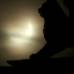 Reuters - Poco antes de las 09.30 horas (08.30 GMT) la Luna cubr&#237;a un m&#225;ximo del 75 por ciento de la superficie solar en el centro y norte de Europa, dejando ver el sol convertido en una brillante media luna en aquellas regiones despejadas.