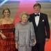Reuters - Llegan a la cena los anfitriones, la reina Beatriz, su hijo el pr&#237;ncipe Guillermo y la princesa Maxima Zorreguieta. Este martes ser&#225; la ceremonia de investidura del nuevo rey.