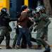 AP - Un manifestante es detenido por agentes de la Guardia Nacional Bolivariana durante las protestas contra el gobierno en Caracas esta semana.