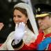 AP - Guillermo y Catalina salieron del templo como duques de Cambridge despu&#233;s de que la reina Isabel II le concediera a su nieto este t&#237;tulo, el de mayor rango en la nobleza brit&#225;nica, adem&#225;s de los t&#237;tulos de condes de Strathearn y barones de Carrickfergus.