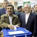 Reuters - El presidente iran&#237;, Mahmud Ahmadineyad vot&#243; en una mezquita, utilizada como un centro de votaci&#243;n, durante las elecciones parlamentarias, en Teher&#225;n.