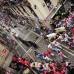 Ap - Las fiestas San Fermín, en las que una multitud corre junto a seis toros bravos por las calles de Pamplona, en España, son uno de los mayores atractivos en esta época del año. Desde 1924, 15 personas han muerto en los encierros que fueron inmortalizados en la novela Fiesta de Hemingway.