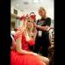 Reuters - Miss Suiza, Linda Faeh, retoca su cabello para el desfile en traje de fantas&#237;a.