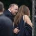Reuters - La hija de Tony Soprano en la serie, la actriz Jamie Lyn Siegler, a la derecha, llega al funeral de James Gandolfini.