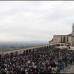 Reuters - El Papa Francisco celebra una misa en la Bas&#237;lica de San Francisco de Asis en Itali. Muchas personas asisten a la ceremonia.