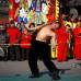 Reuters - La competencia del hombre más fuerte también es una tradición por esta época en China.