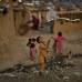 AP - Un ni&#241;o refugiado afgano juega con una cometa en un barrio pobre en las afueras de Islamabad, Pakist&#225;n.