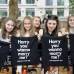 AP - Los fans del grupo One direction muestran mensajes de amor a Harry Styles en el estreno de la cinta This is us en Londres.