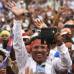 Reuters - Imagen de una protesta en Camboya, quienes apoyan al partido opositor usan sus celulares para registrar la masiva manifestación.