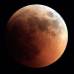 Reuters - Los rayos de sol no iluminaron la Luna, que se oscureci&#243; y cambi&#243; de color, mostr&#225;ndose de un tono naranja o rojo.