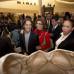 AP - La actriz italiana inaugur&#243; este jueves la exposici&#243;n conmemorativa &quot;Sophia Loren M&#233;xico&quot; con objetos de su c&#233;lebre carrera. Aqu&#237; con su hijo Carlo Ponti.