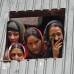 Reuters - Familiares de funcionario electoral Mohammad Zia-ul-Haq ven su funeral en Herpora, al sur de Srinagar, India.