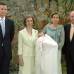 AP - La princesa Christina sostiene a su beb&#233;, Irene Urdangain Borb&#243;n, mientras posa con su marido I&#241;aki Urdangain, el rey Juan Carlos y la reina Sof&#237;a despu&#233;s de la ceremonia del bautismo en el Palacio de la Zarzuela en Madrid en 2005.