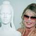 AFP - Par&#237;s, 11 de mayo 1993. Bardot sonr&#237;e junto al busto de Marianne, el s&#237;mbolo de la Rep&#250;blica Francesa, para el que la diva se prest&#243; como modelo.