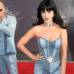 AFP - Perry, junto con el rapero Riff Raff, visti&#243; toda de mezclilla en una oda a los atuendos que Justin Timberlake y Britney Spears usaron en el 2001 para los American Music Awards.