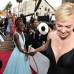 AP - Lupita Nyong&#39;o se encuentra con Charlize Theron en la Alfombra Roja.