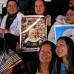 Julio C&#233;sar Herrera - Los fieles demostraron su fe con velas, im&#225;genes y globos con la imagen de Santa Laura.