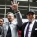 AP - Carlos Hernando, izquierda, y Gonzalo Ruiz dejan un tribunal local de Bogotá. La pareja legalizó su unión con un juez.