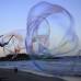 AP - Florian Timm, artista callejero alemán, de 27 años, crea burbujas gigantes de jabón en la playa de Ipanema en Río de Janeiro, Brasil.