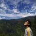 Reuters - Uno de los hijos de Devi disfruta el paisaje despu&#233;s del tratamiento con l&#225;ser.