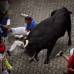 Ap - Las fiestas San Fermín, en las que una multitud corre junto a seis toros bravos por las calles de Pamplona, en España, son uno de los mayores atractivos en esta época del año. Desde 1924, 15 personas han muerto en los encierros que fueron inmortalizados en la novela Fiesta de Hemingway.