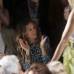 Reuters - Sarah Jessica Parker y el productor Andy Cohen observan la pasarela de Diane von Furstenberg.