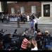 Reuters - El príncipe Guillermo de Inglaterra y su esposa Catalina, duquesa de Cambridge aparecen con su hijo recién nacido, fuera del Hospital de Santa María, en el centro de Londres. Catailna dio a luz al primer hijo de la pareja, que es tercero en la línea de sucesión al trono británico.