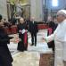 Reuters - El Papa Francisco saluda a la presidenta de Argentina Christina Fern&#225;ndez